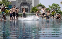 Sau ‘địa chấn’ tứ kết châu Á, Thái Sơn Nam thả lỏng tại hồ bơi